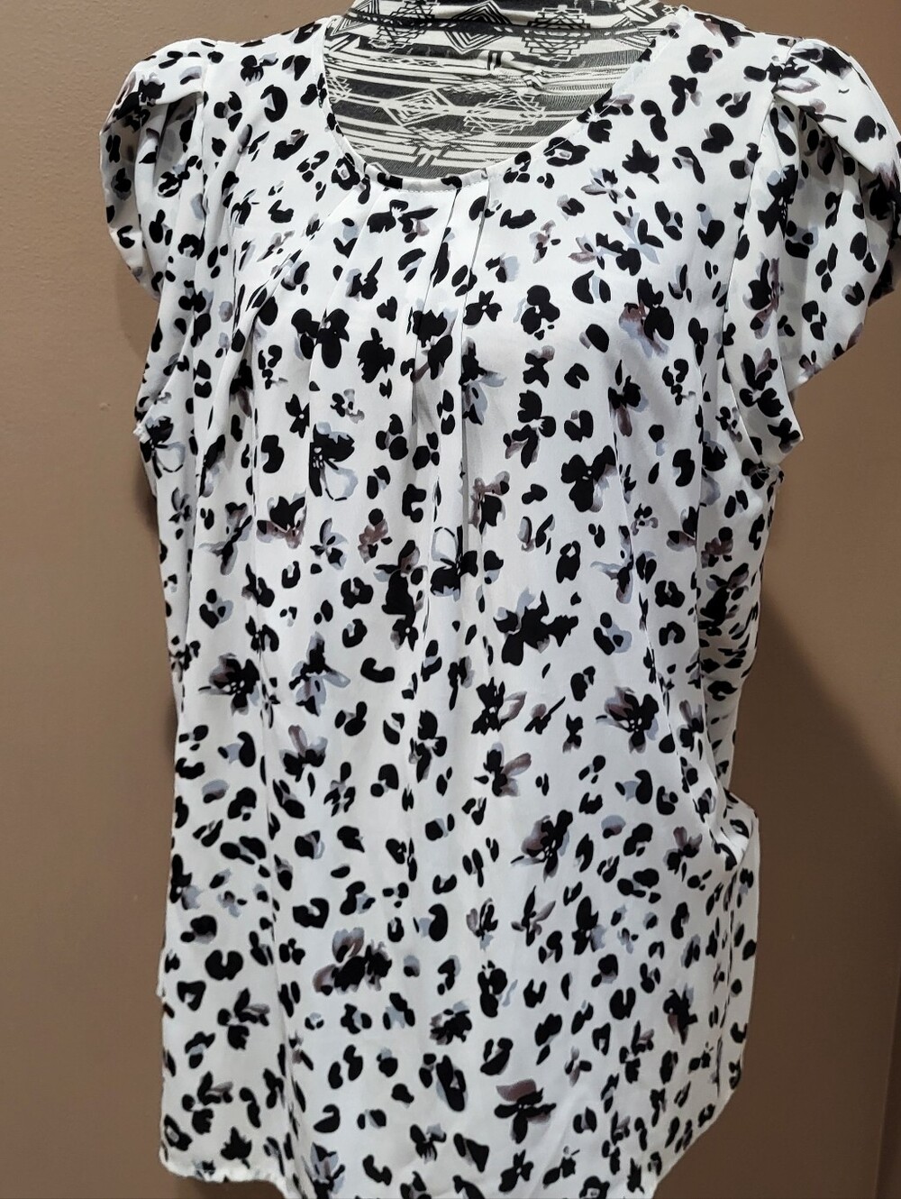 Women's Black & White Floral Tulip Sleeve Blouse